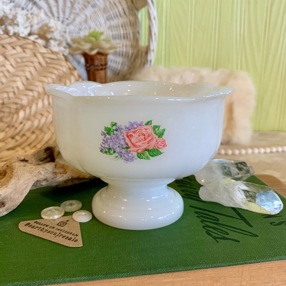 Vintage Milk Glass Planter 💐